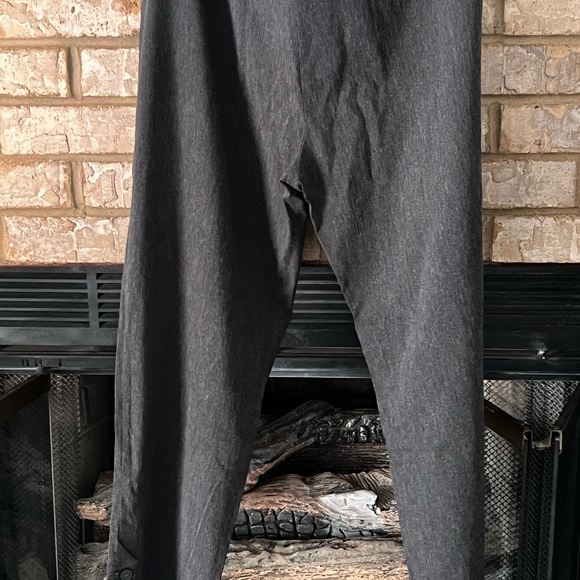 Express cropped editor pants in charcoal gray. Size 10. Buttons on side opening - Picture 4 of 4
